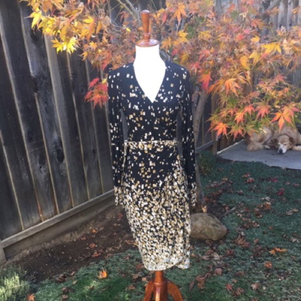 Maggy London: (4) Beautiful Graphic Wrap Dress